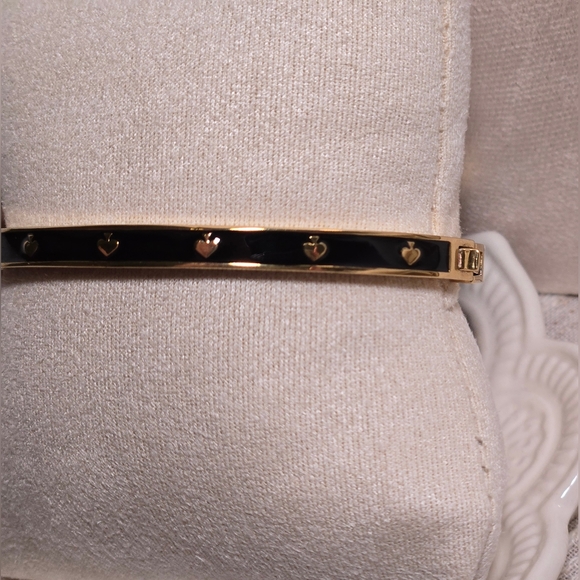 Kate Spade Spot the Spade Black Goldtone Hinged Bangle Bracelet NWT Retail $69 - Picture 2 of 4